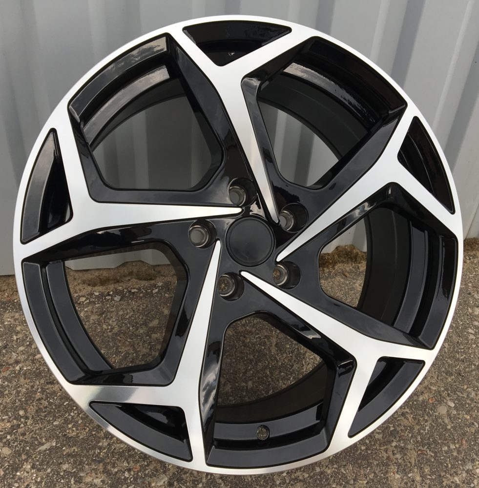 Volkswagen XE182  Melns ar pulētu virsmu un pulverlaku R18 5X112 8J et44 57.1