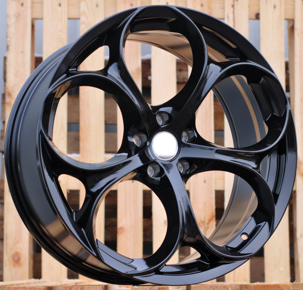 Alfa Romeo L1664  Melns R18 5X110 8J et33 65.1